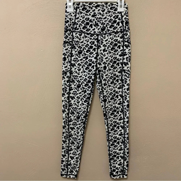 Zyia Active Black White Snow Leopard Print Brilliant Pocket Workout Leggings - Picture 4 of 12